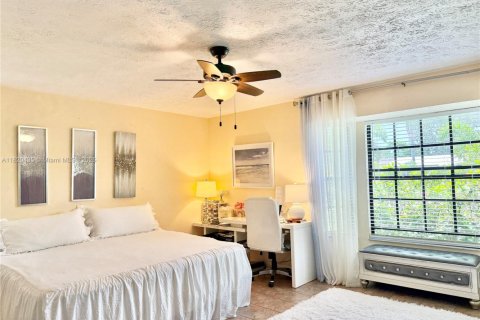 House in Port St. Lucie, Florida 3 bedrooms, 164.62 sq.m. № 1781799 - photo 12