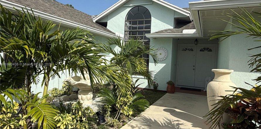 House in Port St. Lucie, Florida 3 bedrooms, 164.62 sq.m. № 1781799