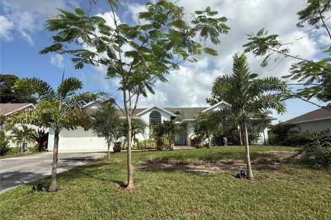 House in Port St. Lucie, Florida 3 bedrooms, 164.62 sq.m. № 1781799 - photo 2