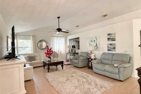 House in Port St. Lucie, Florida 3 bedrooms, 164.62 sq.m. № 1781799 - photo 4