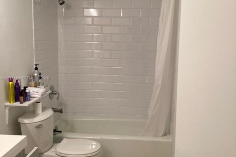 Condo in Miami, Florida, 1 bedroom  № 2171080 - photo 14