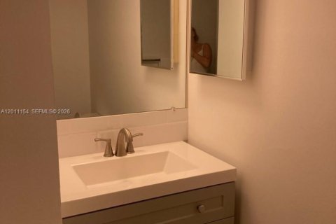 Condo in Miami, Florida, 1 bedroom  № 2171080 - photo 12