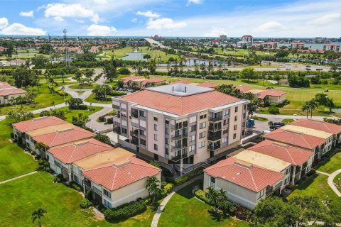 Condominio en alquiler en Saint Petersburg, Florida, 2 dormitorios, 121.52 m2 № 1873564 - foto 1