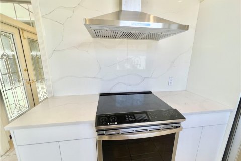 Купить виллу или дом в Хоб-Саунд, Флорида 3 спальни, 187.38м2, № 2025778 - фото 17