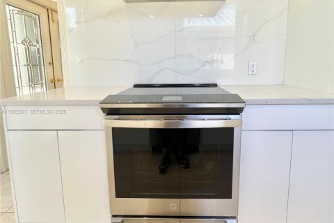 Купить виллу или дом в Хоб-Саунд, Флорида 3 спальни, 187.38м2, № 2025778 - фото 18