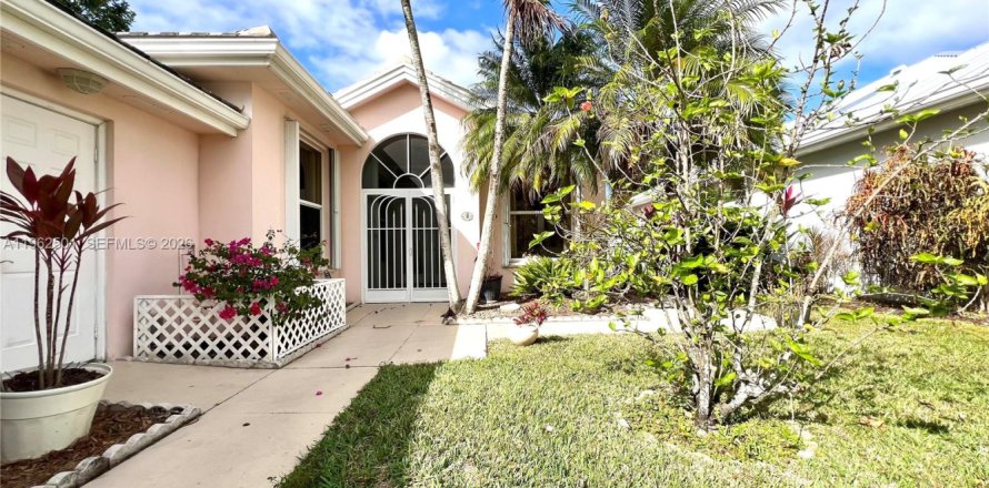 Дом в Хоб-Саунд, Флорида 3 спальни, 187.38м2 № 2025778