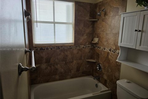 House in Margate, Florida 3 bedrooms, 115.94 sq.m. № 2075350 - photo 14