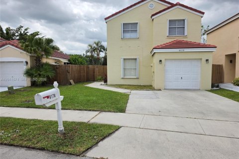 House in Margate, Florida 3 bedrooms, 115.94 sq.m. № 2075350