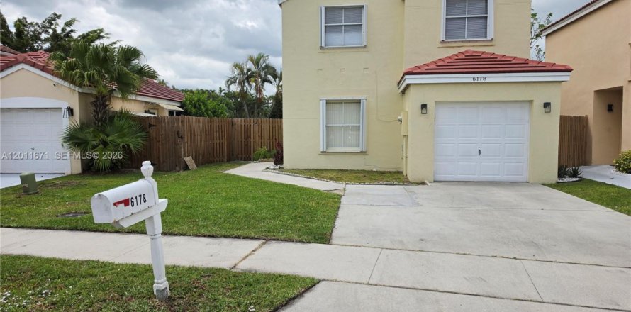 House in Margate, Florida 3 bedrooms, 115.94 sq.m. № 2075350