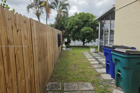 House in Margate, Florida 3 bedrooms, 115.94 sq.m. № 2075350 - photo 2