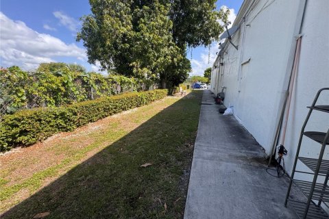 Commercial property in Miami, Florida № 1748054 - photo 18