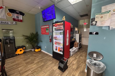 Commercial property in Miami, Florida № 1748054 - photo 10