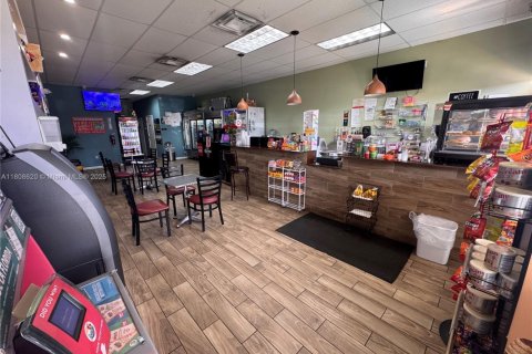Commercial property in Miami, Florida № 1748054 - photo 1