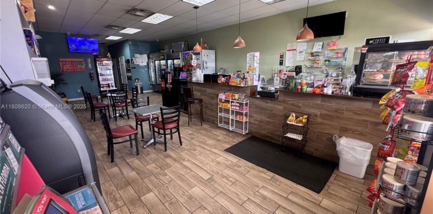 Commercial property in Miami, Florida № 1748054