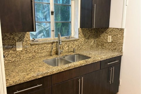 Apartamento en alquiler en Coral Gables, Florida, 2 dormitorios, 83.61 m2 № 2027151 - foto 3