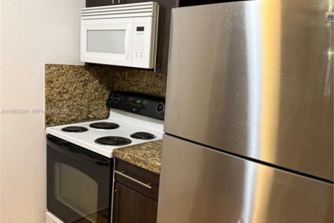 Apartamento en alquiler en Coral Gables, Florida, 2 dormitorios, 83.61 m2 № 2027151 - foto 2