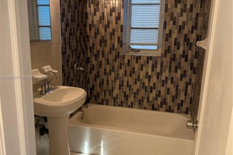 Apartamento en alquiler en Coral Gables, Florida, 2 dormitorios, 83.61 m2 № 2027151 - foto 7