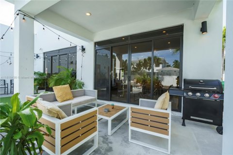 House in Dania Beach, Florida 4 bedrooms, 265.7 sq.m. № 1809093 - photo 26