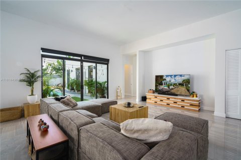 House in Dania Beach, Florida 4 bedrooms, 265.7 sq.m. № 1809093 - photo 11