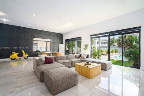 House in Dania Beach, Florida 4 bedrooms, 265.7 sq.m. № 1809093 - photo 4