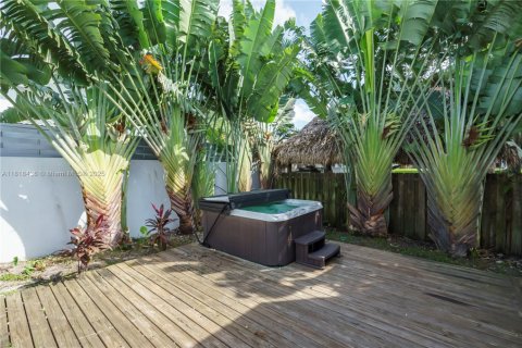 House in Dania Beach, Florida 4 bedrooms, 265.7 sq.m. № 1809093 - photo 24
