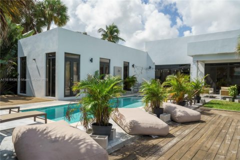 House in Dania Beach, Florida 4 bedrooms, 265.7 sq.m. № 1809093 - photo 13