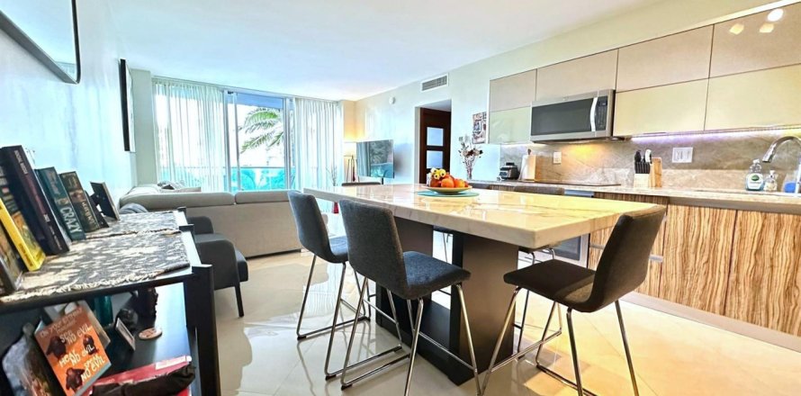 Condominio en Hollywood, Florida, 2 dormitorios № 2172020