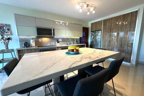 Condominio en venta en Hollywood, Florida, 2 dormitorios, 90.12 m2 № 2172020 - foto 2