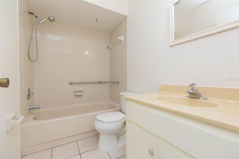 Villa ou maison à louer à New Port Richey, Floride: 2 chambres, 108.42 m2 № 2390846 - photo 15
