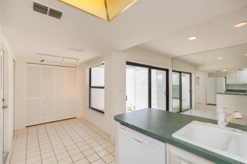 Villa ou maison à louer à New Port Richey, Floride: 2 chambres, 108.42 m2 № 2390846 - photo 12