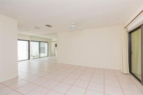 Villa ou maison à louer à New Port Richey, Floride: 2 chambres, 108.42 m2 № 2390846 - photo 7