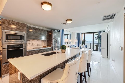 Condo in Miami, Florida, 2 bedrooms  № 1896120 - photo 17