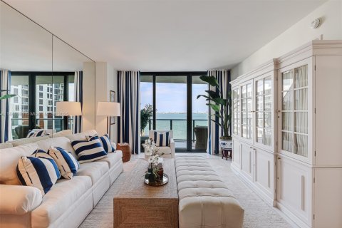 Condo in Miami, Florida, 2 bedrooms  № 1896120 - photo 1