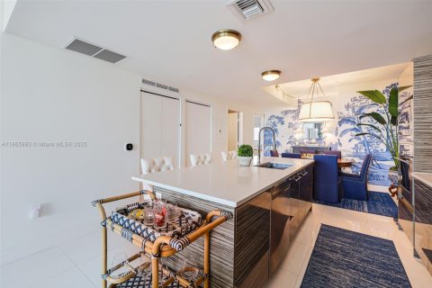 Condo in Miami, Florida, 2 bedrooms  № 1896120 - photo 13
