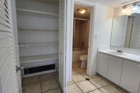 Condo in Miami Beach, Florida, 2 bedrooms  № 2428096 - photo 18