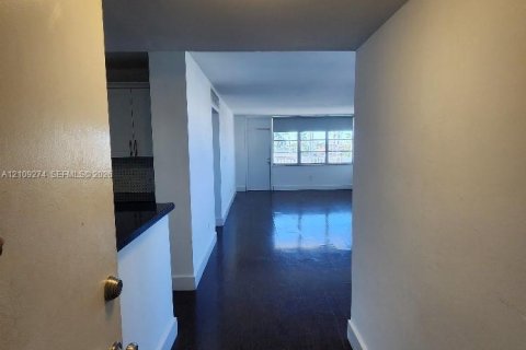 Condo in Miami Beach, Florida, 2 bedrooms  № 2428096 - photo 2