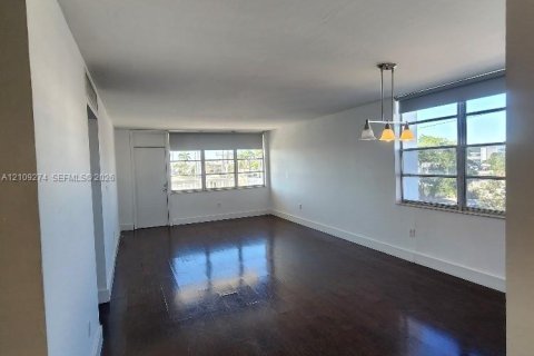 Condo in Miami Beach, Florida, 2 bedrooms  № 2428096 - photo 7