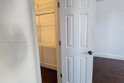 Condo in Miami Beach, Florida, 2 bedrooms  № 2428096 - photo 27
