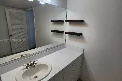 Condo in Miami Beach, Florida, 2 bedrooms  № 2428096 - photo 19