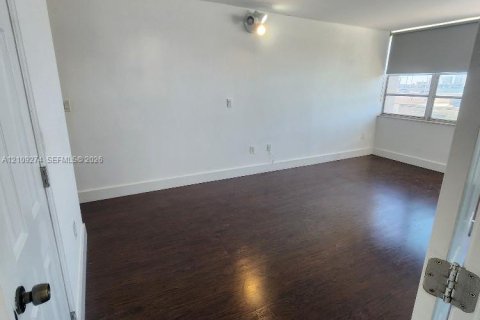Condo in Miami Beach, Florida, 2 bedrooms  № 2428096 - photo 25