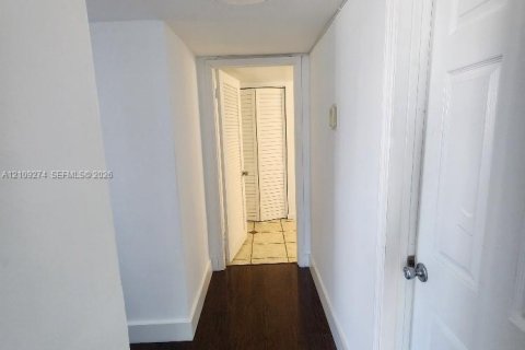 Condo in Miami Beach, Florida, 2 bedrooms  № 2428096 - photo 15