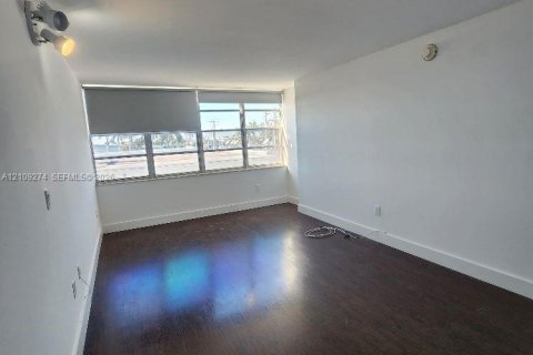 Condo in Miami Beach, Florida, 2 bedrooms  № 2428096 - photo 30