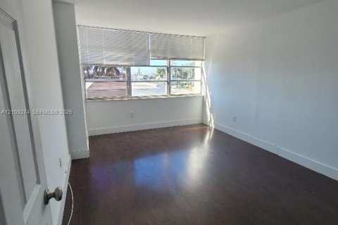 Condo in Miami Beach, Florida, 2 bedrooms  № 2428096 - photo 21