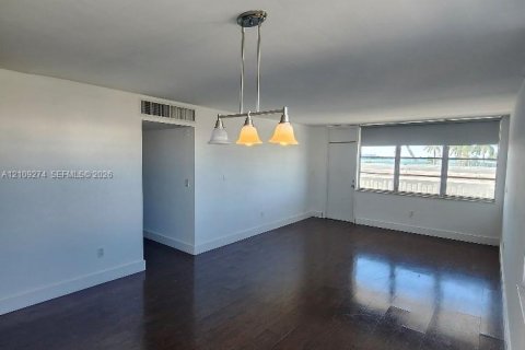 Condo in Miami Beach, Florida, 2 bedrooms  № 2428096 - photo 8