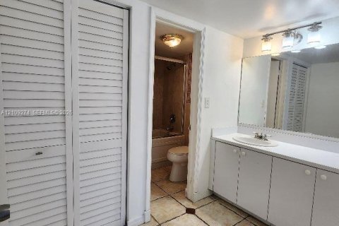 Condo in Miami Beach, Florida, 2 bedrooms  № 2428096 - photo 17