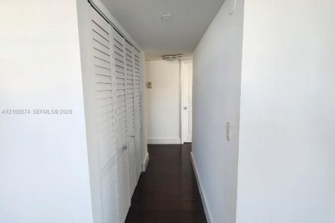 Condo in Miami Beach, Florida, 2 bedrooms  № 2428096 - photo 12