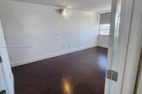 Condo in Miami Beach, Florida, 2 bedrooms  № 2428096 - photo 26