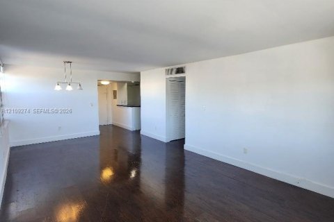 Condo in Miami Beach, Florida, 2 bedrooms  № 2428096 - photo 11