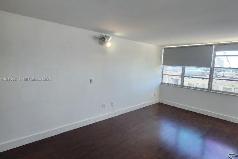 Condo in Miami Beach, Florida, 2 bedrooms  № 2428096 - photo 29
