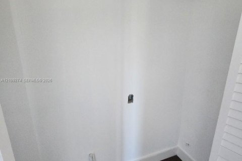 Condo in Miami Beach, Florida, 2 bedrooms  № 2428096 - photo 14
